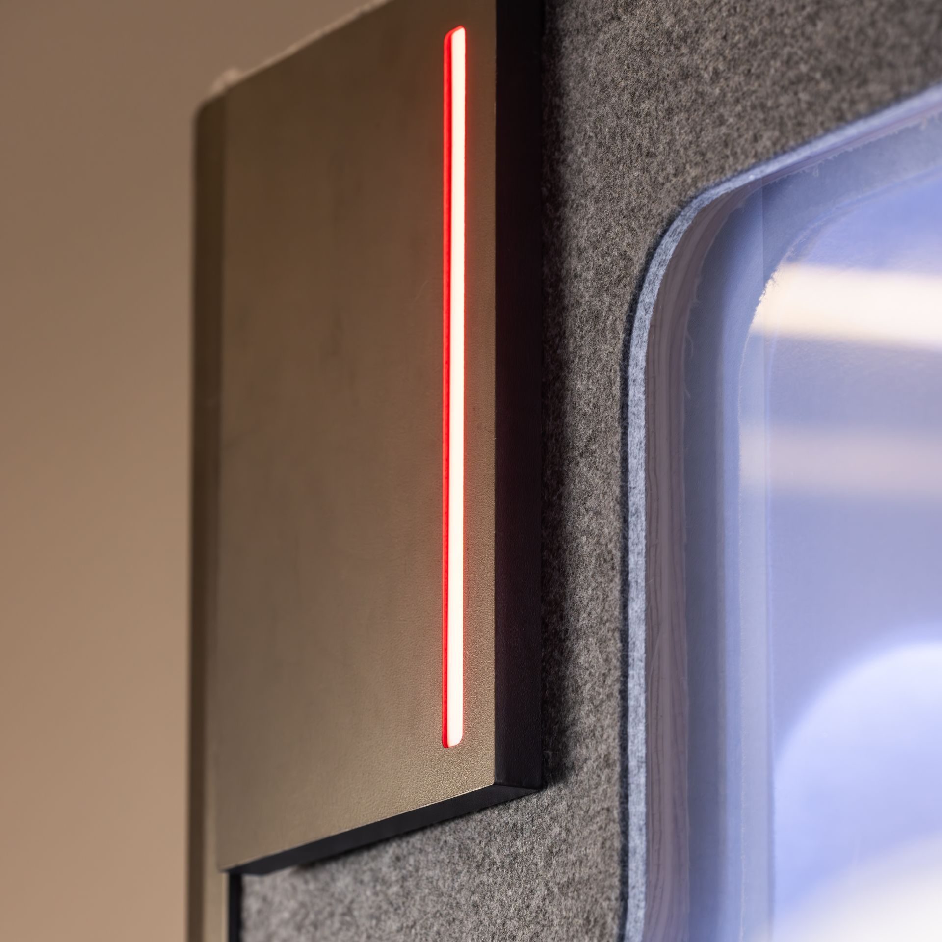 MeSpace Office Series Occupancy Indicators - Controllable occupancy lights as a do-not-disturb signal to colleagues.